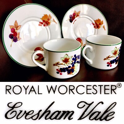 Paar alte englische Royal Worcester ''Evesham Vale'' Porzellan Tassen & Untertassen