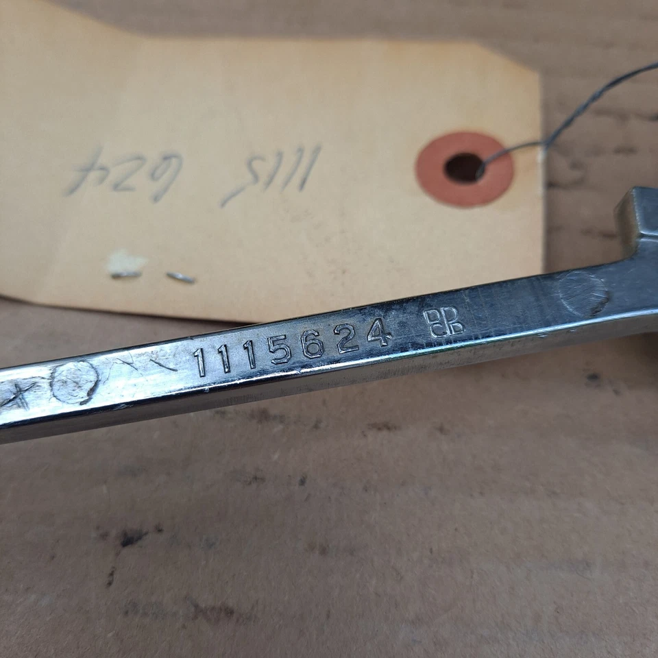 Chrysler New Yorker Saratoga Windsor Royal T&C 1946-1948 nuevo MoPar anillo de cuerno Foto 4 de 4