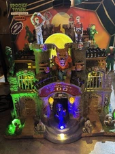 2010 - Lemax Halloween Spooky Town Transylvania Zoo PARTS ONLY READ