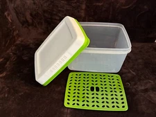 Rubbermaid FreshWorks 17.3 Cups 4.1L Produce Saver Vented Food Storage Container