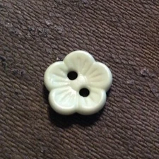 DILL BUTTONS #203401 LIGHT GREEN FLOWERS--2 HOLE--11MM--15 PIECES