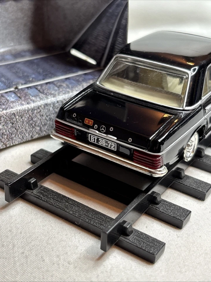 Corgi The Definitive Bond Collection Mercedes Saloon 05701 Octopussy - Image 4 of 4