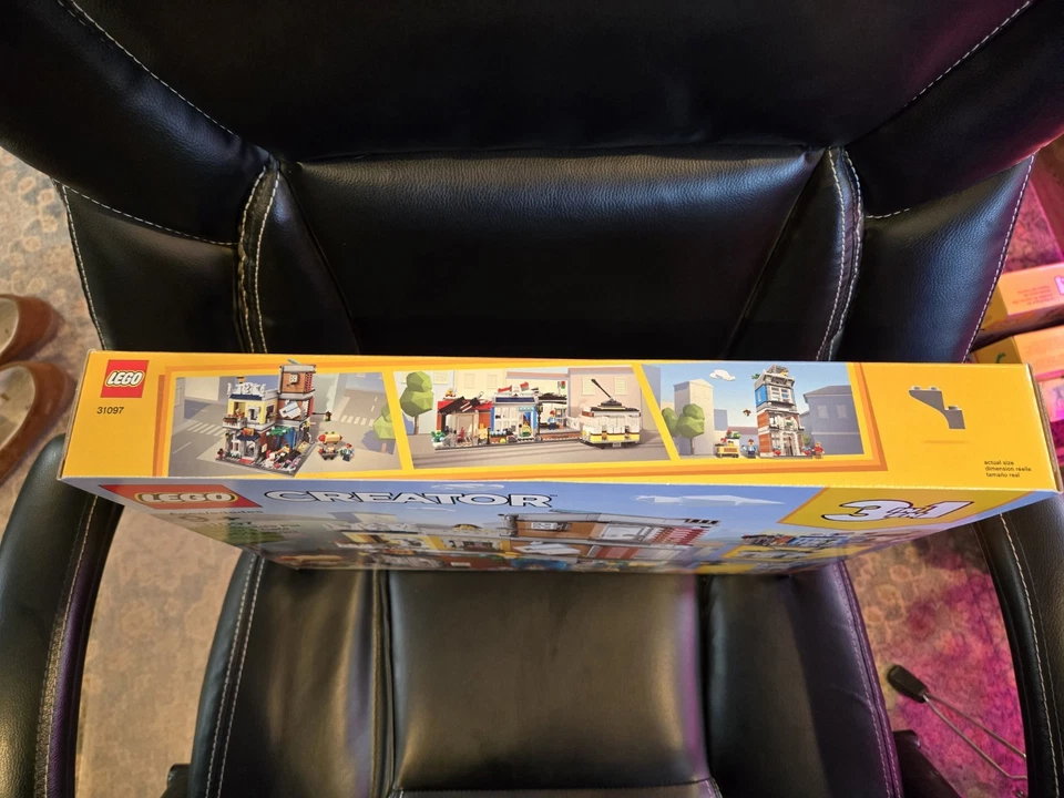 LEGO CREATOR: Townhouse Pet Shop & Café (31097) Novo Selado - Imagem 3 de 4