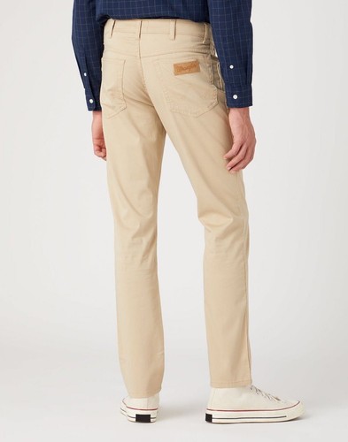 Pantalones de mezclilla Wrangler para hombre Texas ajustados EA tela suave beige cónico safari - Imagen 2 de 5