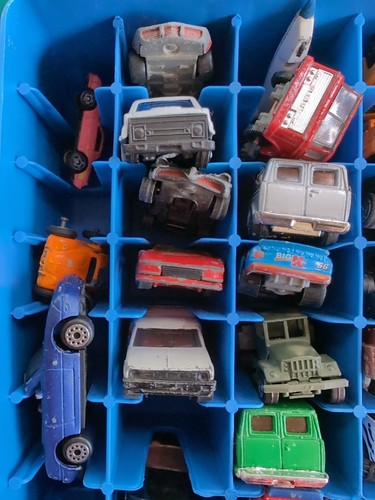 Hot Wheels #44 Spree Take Along Car Case with 40+ old Cars, Trucks Etc. - Picture 2 of 6