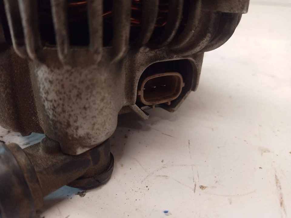 Alternador de 2006 Subaru Legacy Outback 2,5 L 11265065 Foto 3 de 4