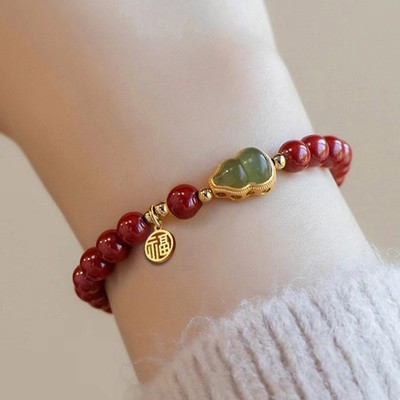 Wunderschön gearbeitetes Zinnober Armband mit Goldintarsien Jade ein Must Have