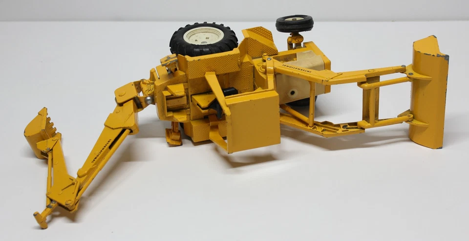 ERTL International ~ Harvester Backhoe Loader Farm Tractor #472 Diecast 1:16 Toy - Image 4 of 4