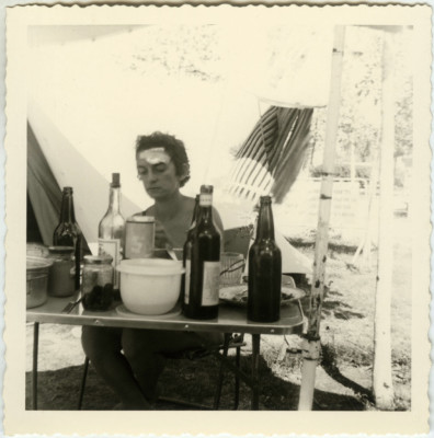 ALTES FOTO - VINTAGE SNAPSHOT - CAMPING PICKNICK FLASCHE ALKOHOL LUSTIG
