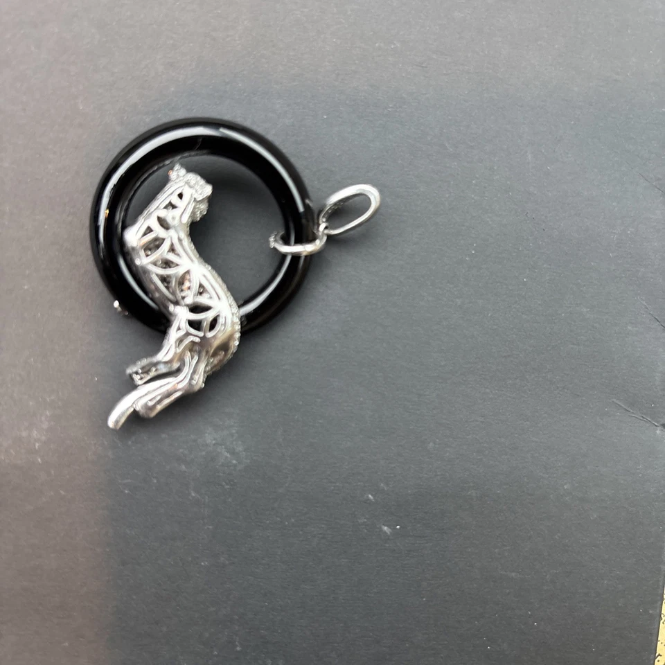 Colgante de plata de ley con joyas para gato sentado con piedras de circonita cúbica Foto 4 de 4