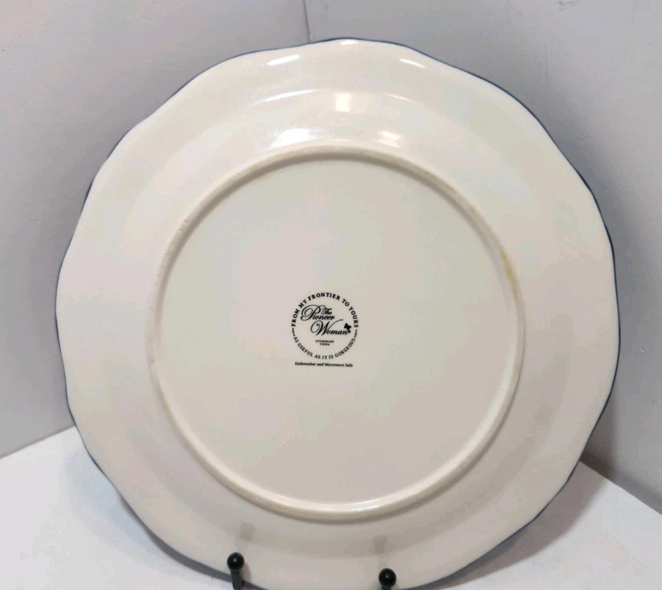 Juego de 4 platos de cena Pioneer Woman Frontier Rose borde festoneado azul y rojo Foto 3 de 4