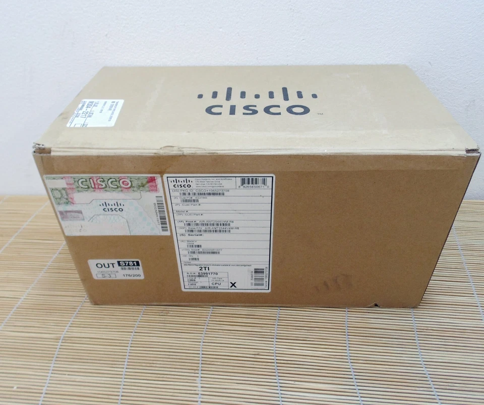 NUOVO Cisco AIR-ANT2544V4M-R8 Dual-Band MIMO Wall-Mount Omni antenna NUOVO sigillato