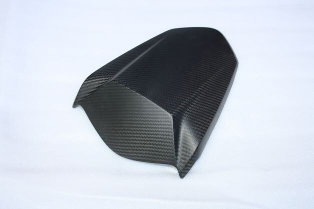 Capot de selle KTM Superduke 1290 en carbone mat véritable pour un look racing épuré