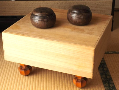 Japanisches Vintage Holz Goban IGO-Brett 16,7 × 17,9 × H 10,6 Zoll mit Go-Ste...