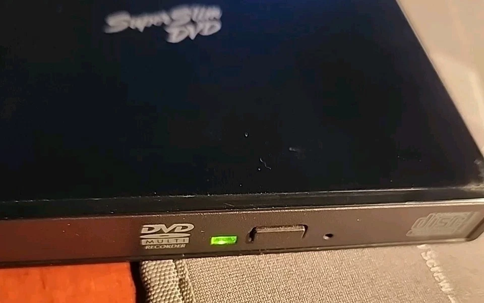 Внешний тонкий привод Iomega DVD-RW USB 8X DVDRW8X-U черный - Изображение 2 из 4