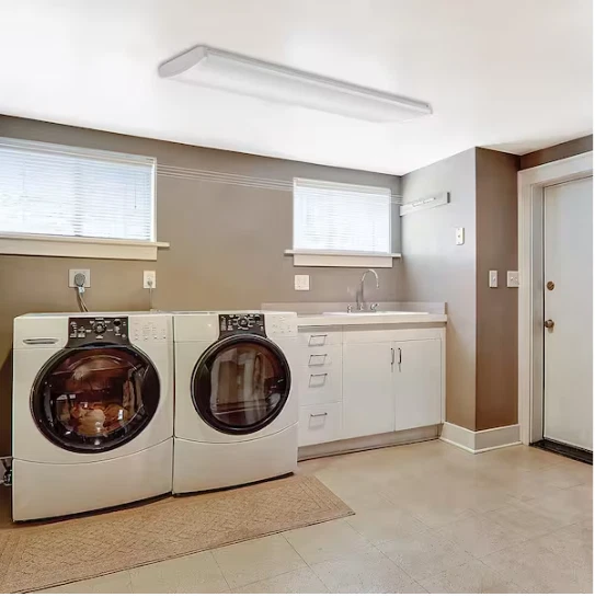 Luz envolvente LED eléctrica comercial de 4 pies 5200LM 4000K blanca brillante 120-277V Foto 4 de 4