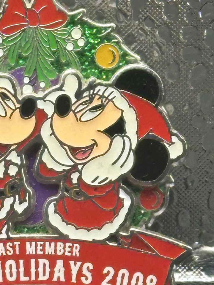 RARE Disney Cast Member 2008 Christmas Pin LE 1750 Mickey & Minnie Wreath WDW - Image 3 of 4