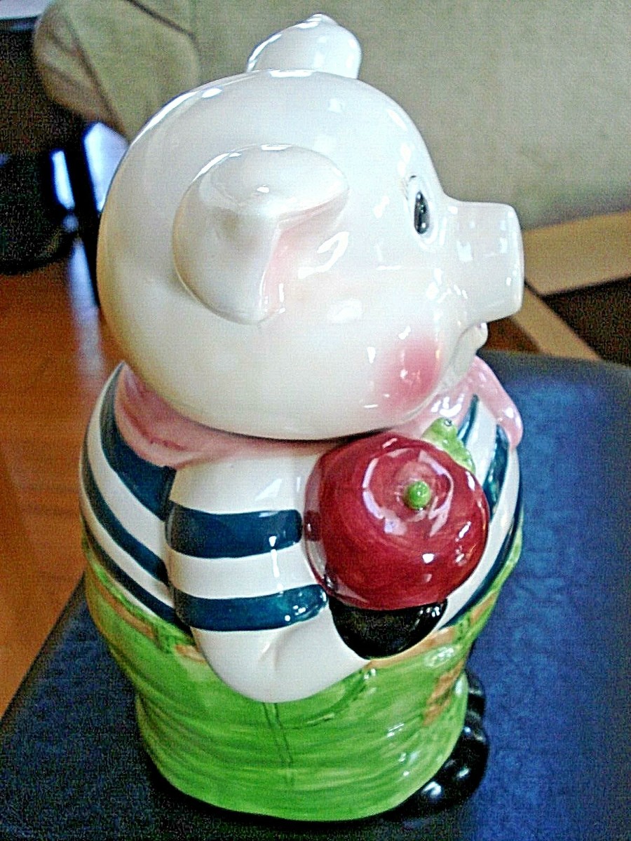 RARE 1980'S ADORABLE INTERNATIONAL ART CHINA PIG EATING APPLE