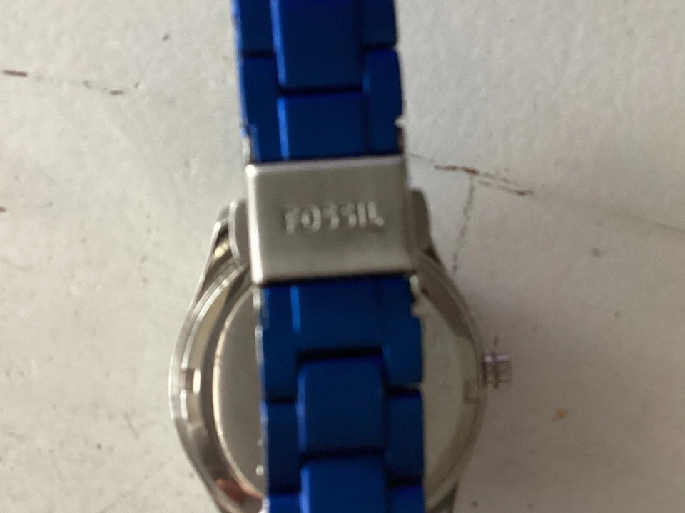 Reloj Fossil Metal Azul Brillante Con Correa Silicona Batería Nueva Recién Poner Foto 4 de 4
