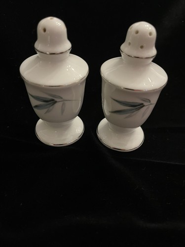 Salz und Pfefferstreuer Set Japan Weiß Silber Bambus Blatt 2” x 3-3/4”