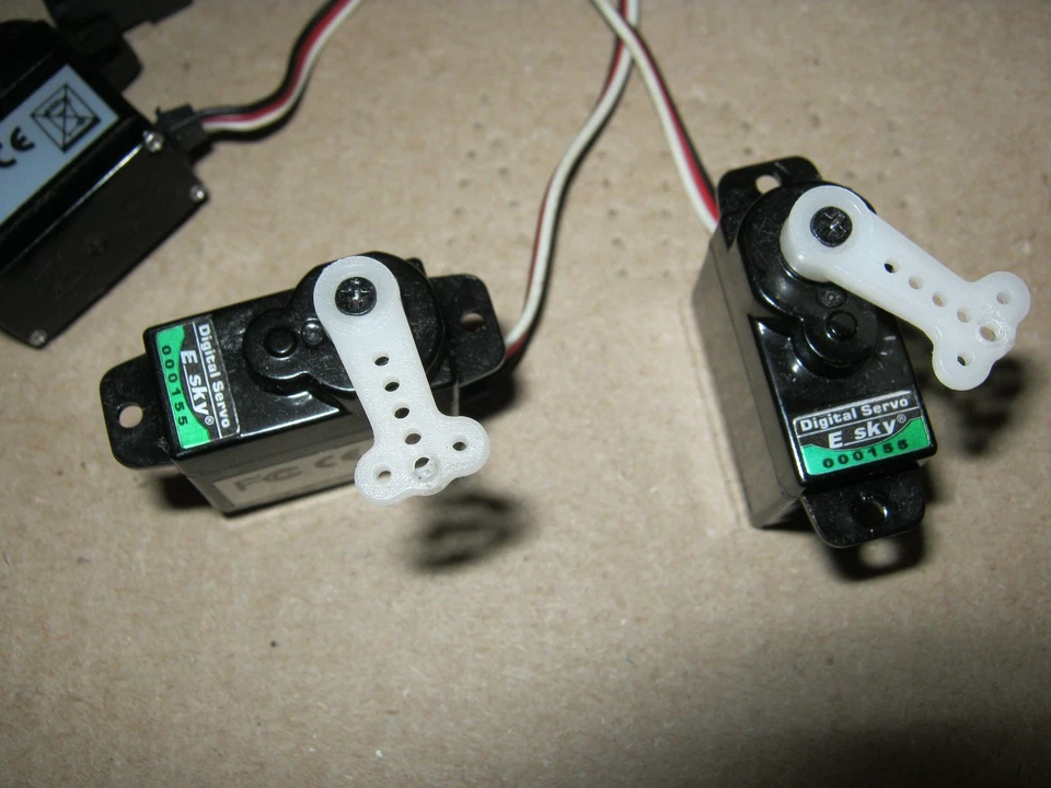 3 Stück servo E- Sky  000155 mit Graupner UnisteckerMini Micro servo - Bild 2 von 2