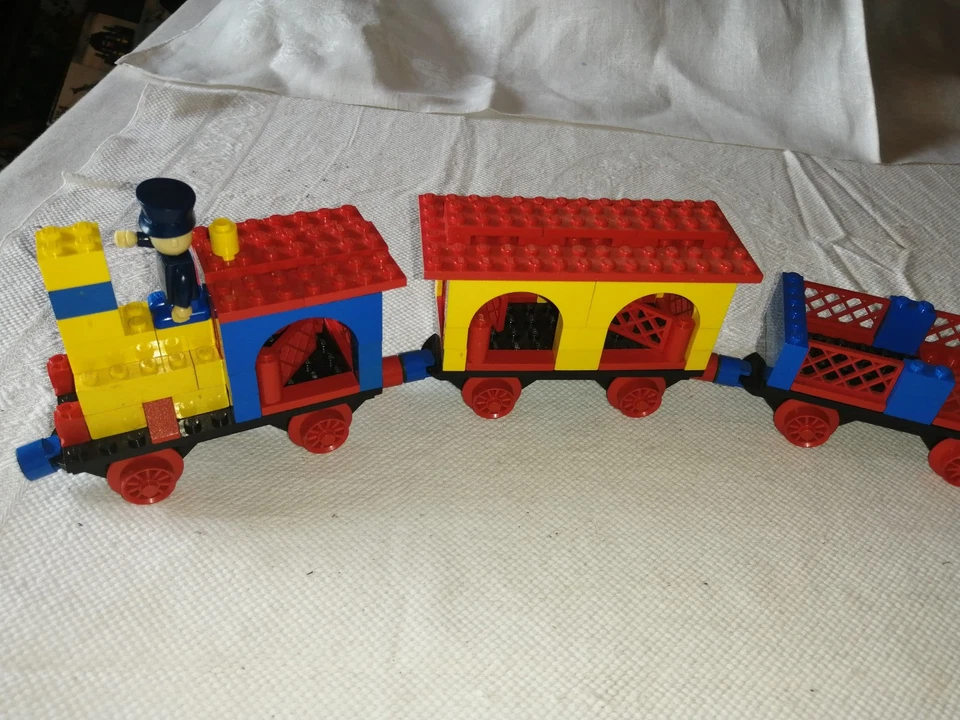 Anciens Lego train locomotive + 3 wagons et chef de gare - Photo 2/4