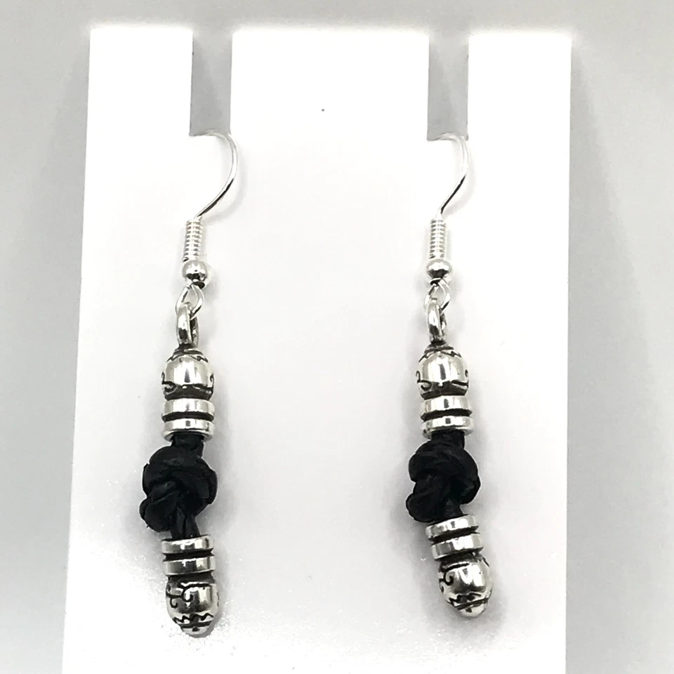 Pendientes Brighton Cuero Negro Placa Plata Cuelga Gancho Shepard Caprichoso Gótico Foto 2 de 4