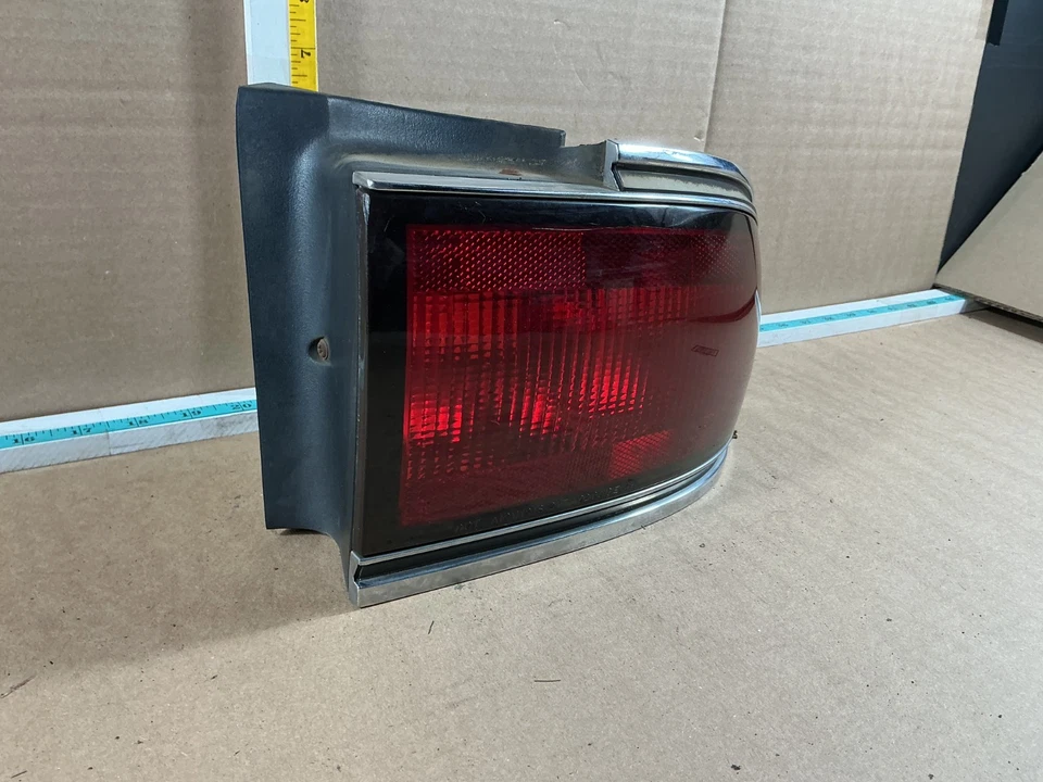 Luz trasera derecha pasajero Buick LeSabre 1992-1996 16515388 Foto 3 de 4