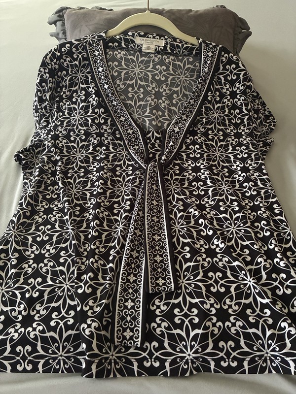 Liz Claiborne top XL Petite. Short sleeve. Black and white print.
