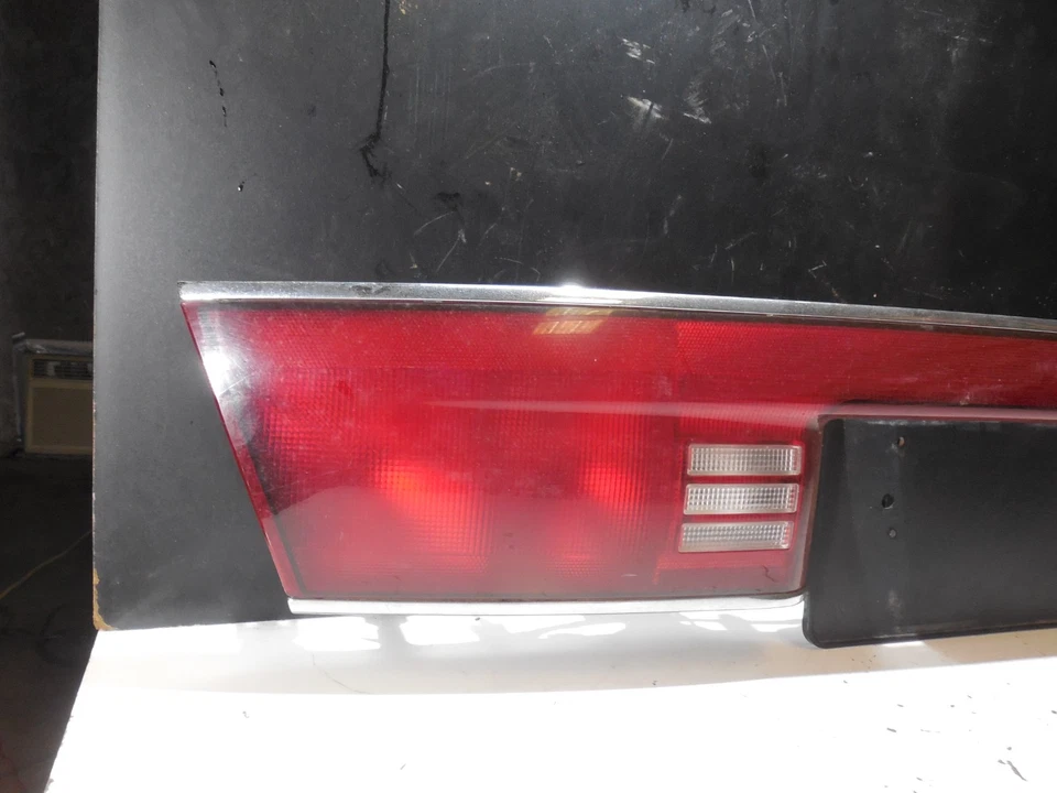 Conjunto de panel de luz trasera central 16523241 1997-2005 Buick Century Foto 2 de 4