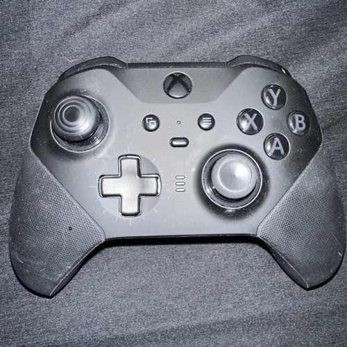Xbox Series 2 Controller BARELY USED. No Stick Drift. All Thumb Parts Are New. - Picture 3 of 6