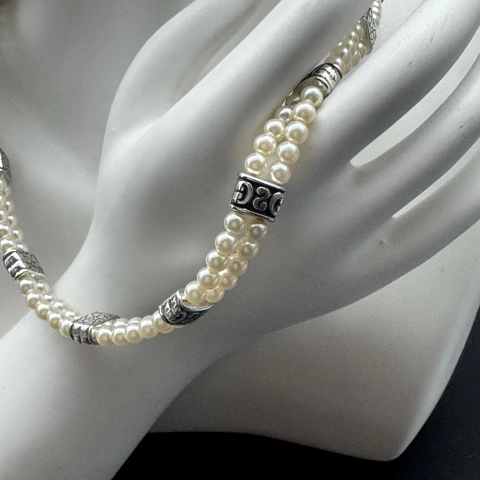 Gargantilla elegante clásica con dije espaciador de pergamino plateado collar de perlas Brighton con cuentas Foto 2 de 4