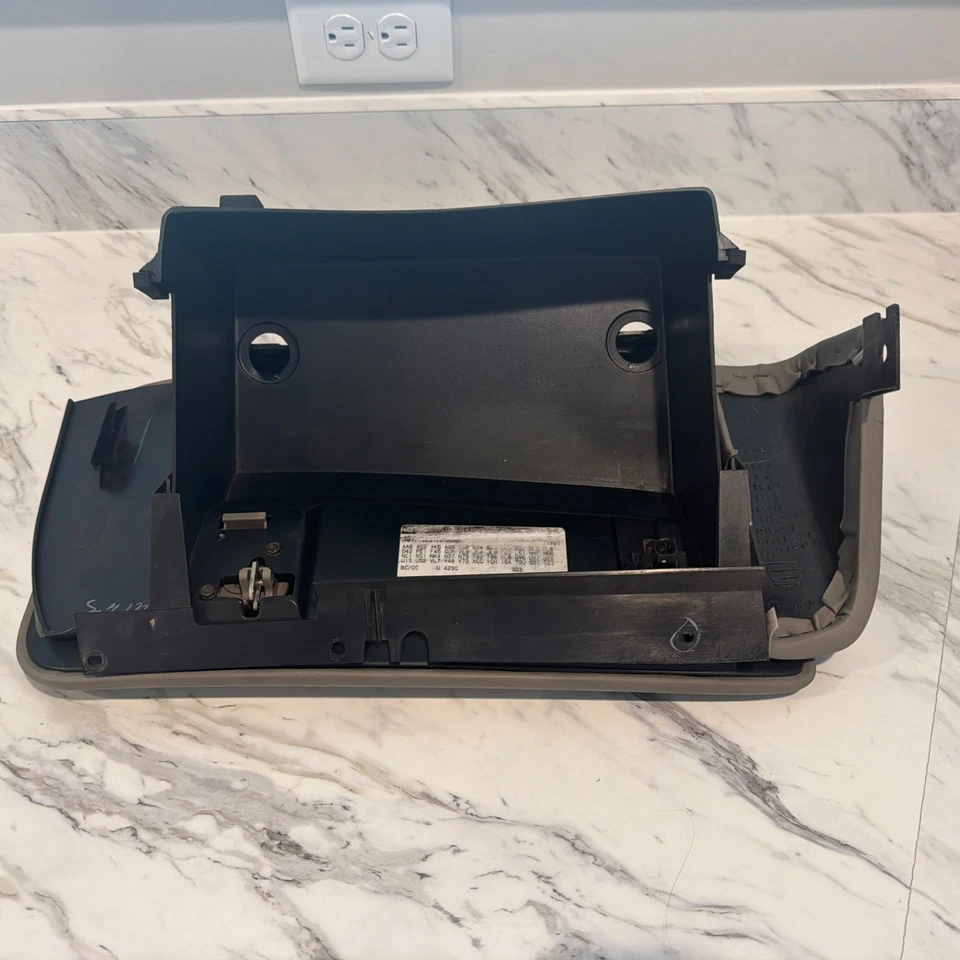 97-04 CORVETTE C5 GLOVE BOX ASSEMBLY GRAY - Image 2 of 4