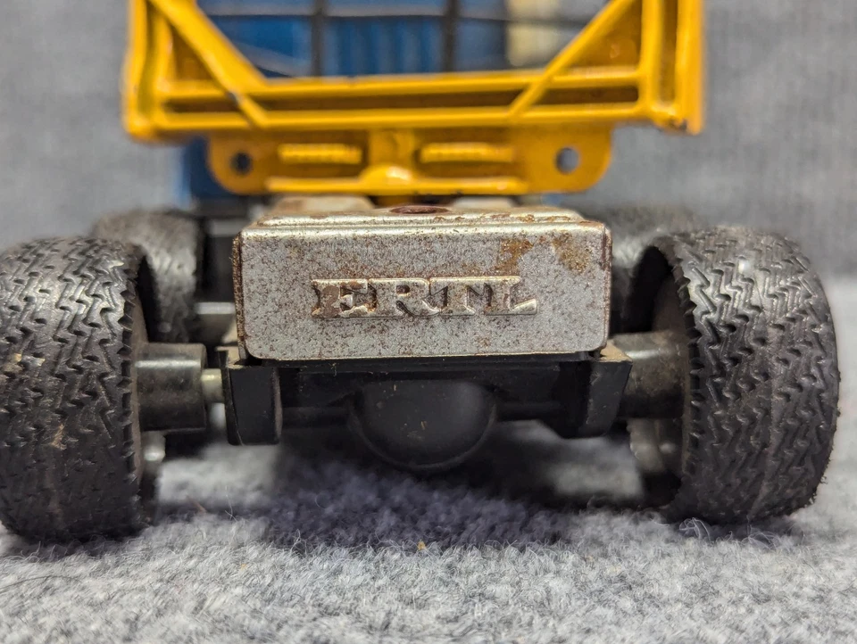 Vintage ERTL International Logging Truck 1:25 Diecast Toy Blue Yellow USA #3605 - Image 4 of 4