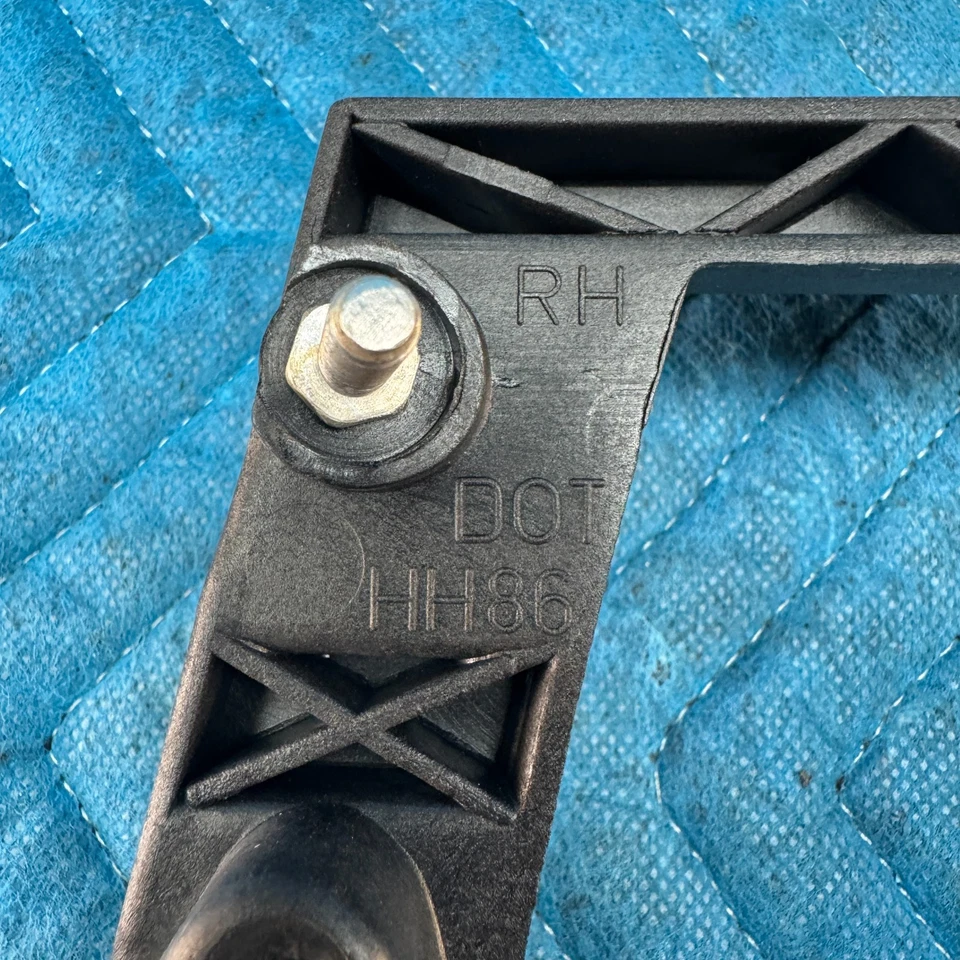 1989-1991 CHRYSLER TC MASERATI BRACKET FRAME FRONT RIGHT HEAD LIGHT OEM - Image 2 of 4