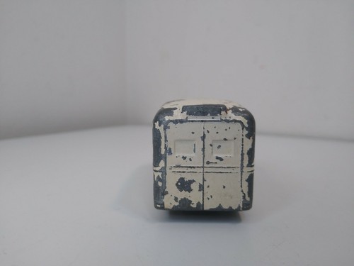 DINKY #253 DAIMLER AMBULANCE - MADE IN ENGLAND - (missing 1 tire) - Picture 5 of 7