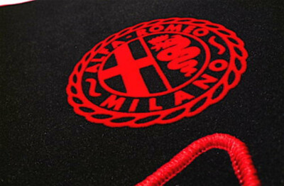 Fußmatten Teppich für Alfa Romeo Spider Fastback 70-84 mit Alfa Rot Milano Logo