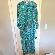 Shadowline Brand Robe - 3/4 length sleeves - zipper -detailed bodice Size Medium