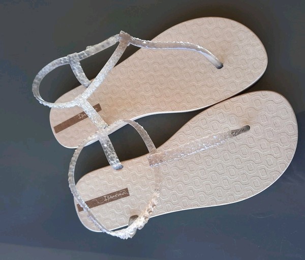 Ipamemema Ladies Beige Glitter Fleck Thong/ Sandals Size 41/42 Exc Cond 