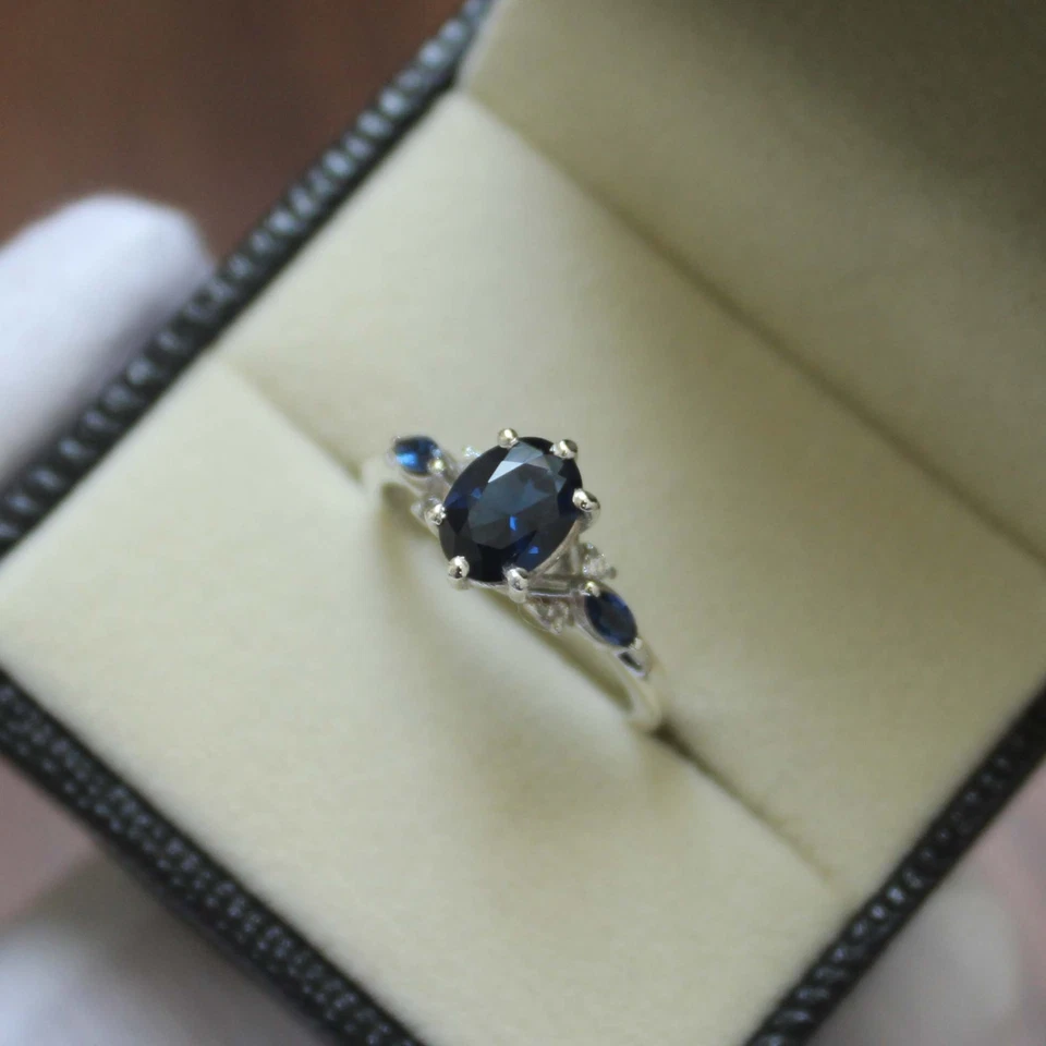 Elegante anillo de zafiro azul y oro blanco con acento de diamantes regalo perfecto para ella Foto 4 de 4