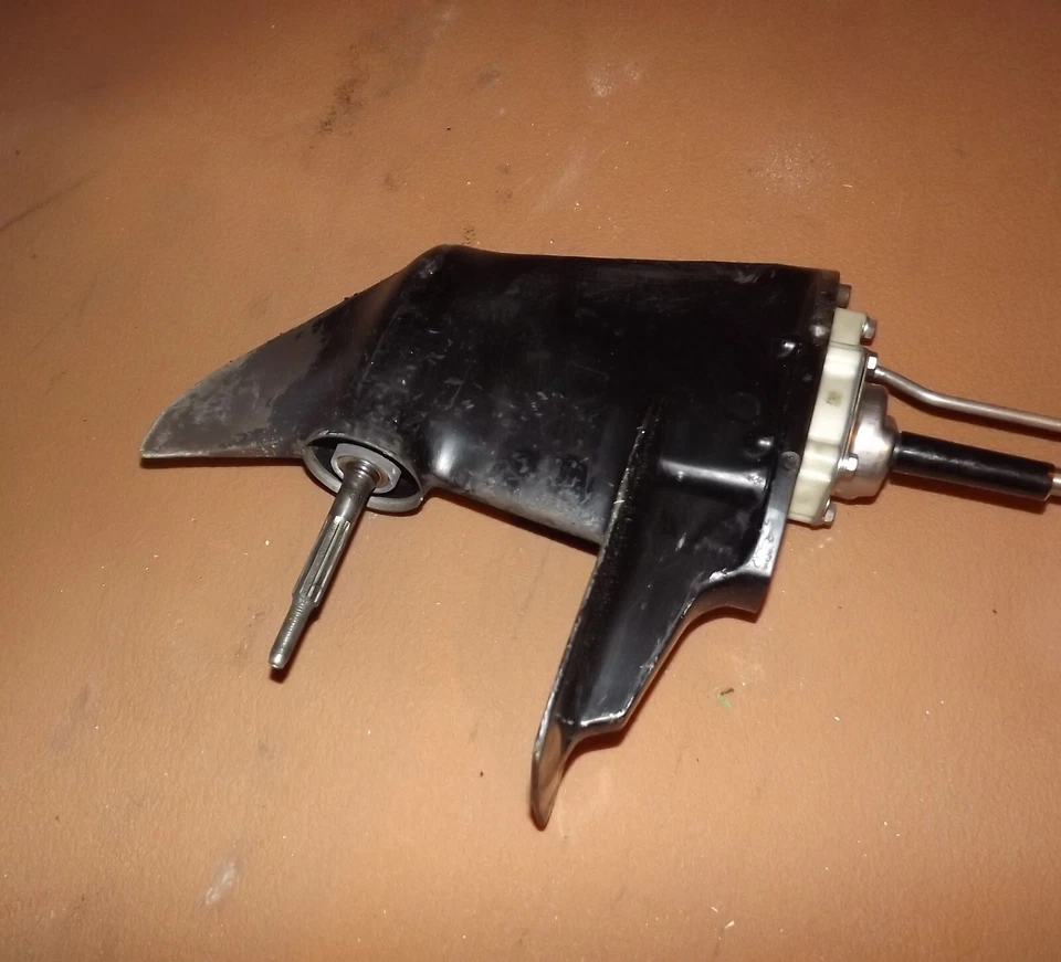 Caja de cambios unidad inferior larga Mercury 4 tiempos 9,9 HP 20" PN 8833T27 95-2000 Foto 3 de 4