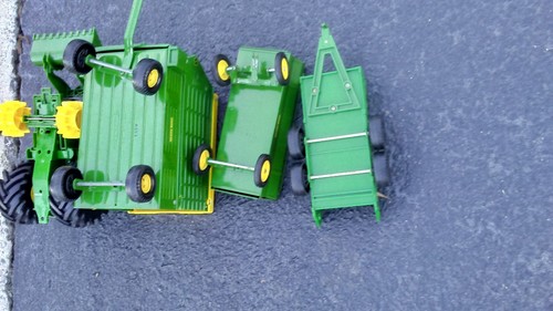 John Deer Ertl Pressed Steel And Plastic Farm Trailer Wagon With Tractor - Picture 5 of 12
