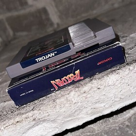 Nintendo NES Trojan gioco a 5 viti in scatola nera con scheda appendiabiti testato
