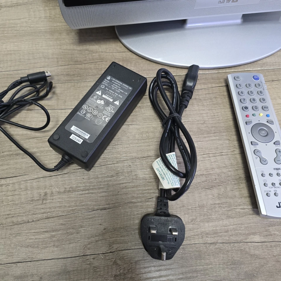 Vintage JVC 17” Television LT-17D50BK Boxed With Remote And Power Supply Gaming - Image 4 of 4