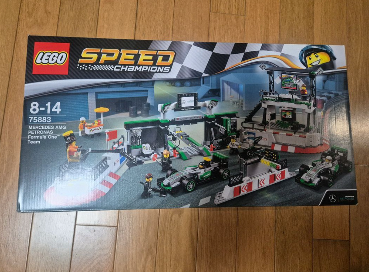 LEGO SPEED CHAMPIONS: MERCEDES AMG PETRONAS Formula One Team