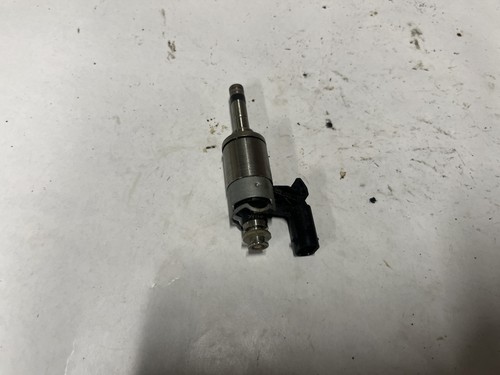 AUDI A3 Limousine 8VS, 8VM 2017 Injektor Für Kraftstoff 04E133036A