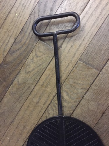 Early Cast Iron Hinged French Waffle Iron with Long Handles ~ PR543 - Picture 4 of 7