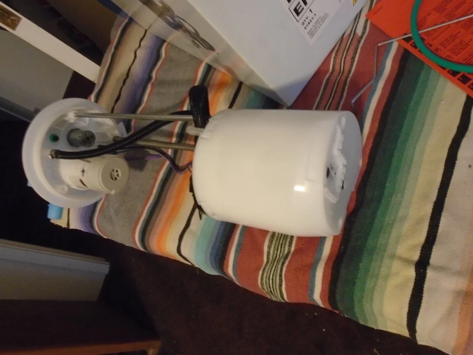 Bomba de combustible eléctrica de gasolina FG0944 Delphi para camioneta Chevy GMC Sierra 1500 Silverado Foto 3 de 4