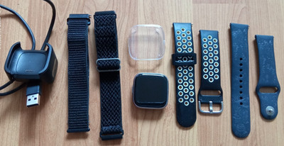 Fitbit Versa 2 Smartwatch Silber mit viel Zubehör
