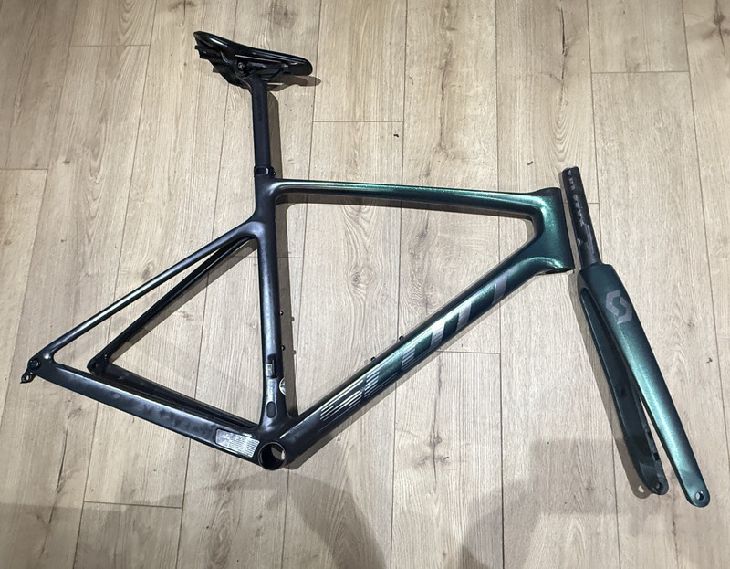 Scott addict rc 20 2023 size large (56cm) frame fork and carbon belcarra saddle 
